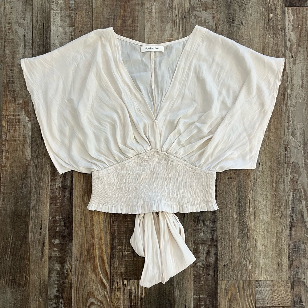 Flowy cream smocked top!🌼🤍